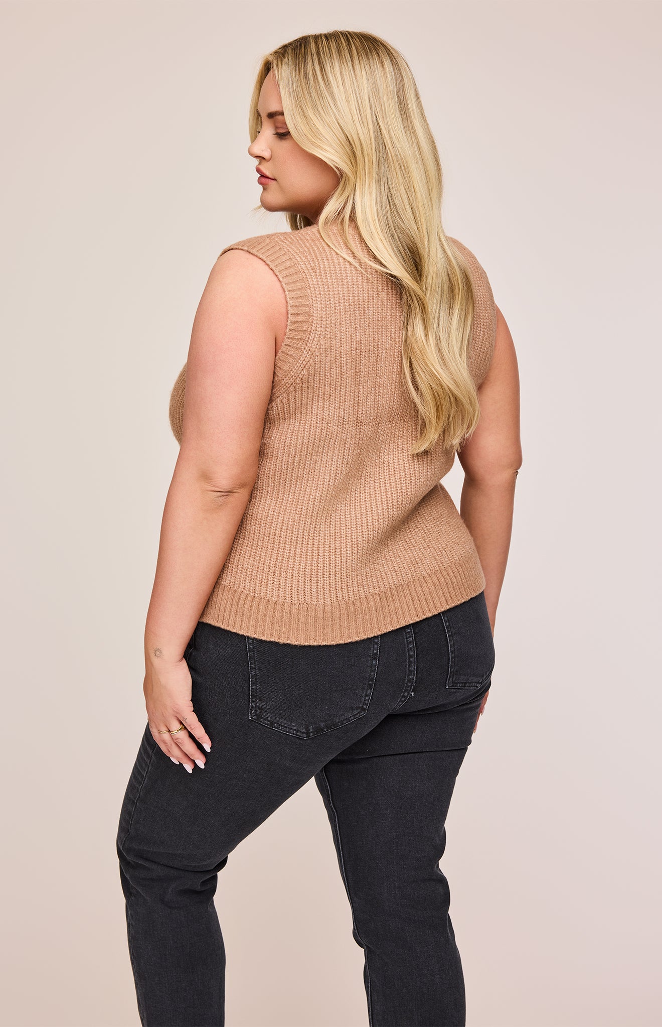 Peyton Knit Vest|color:Camel