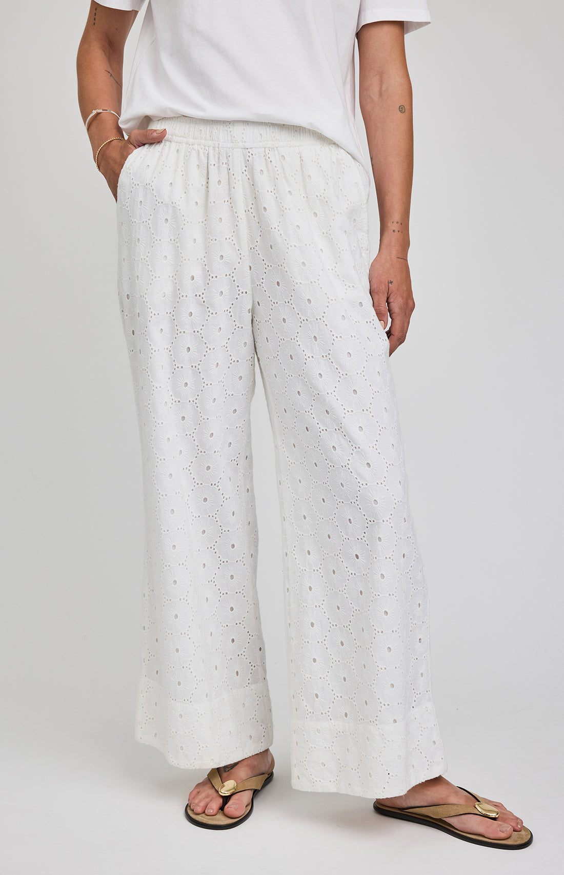 Martina Pant|color:White