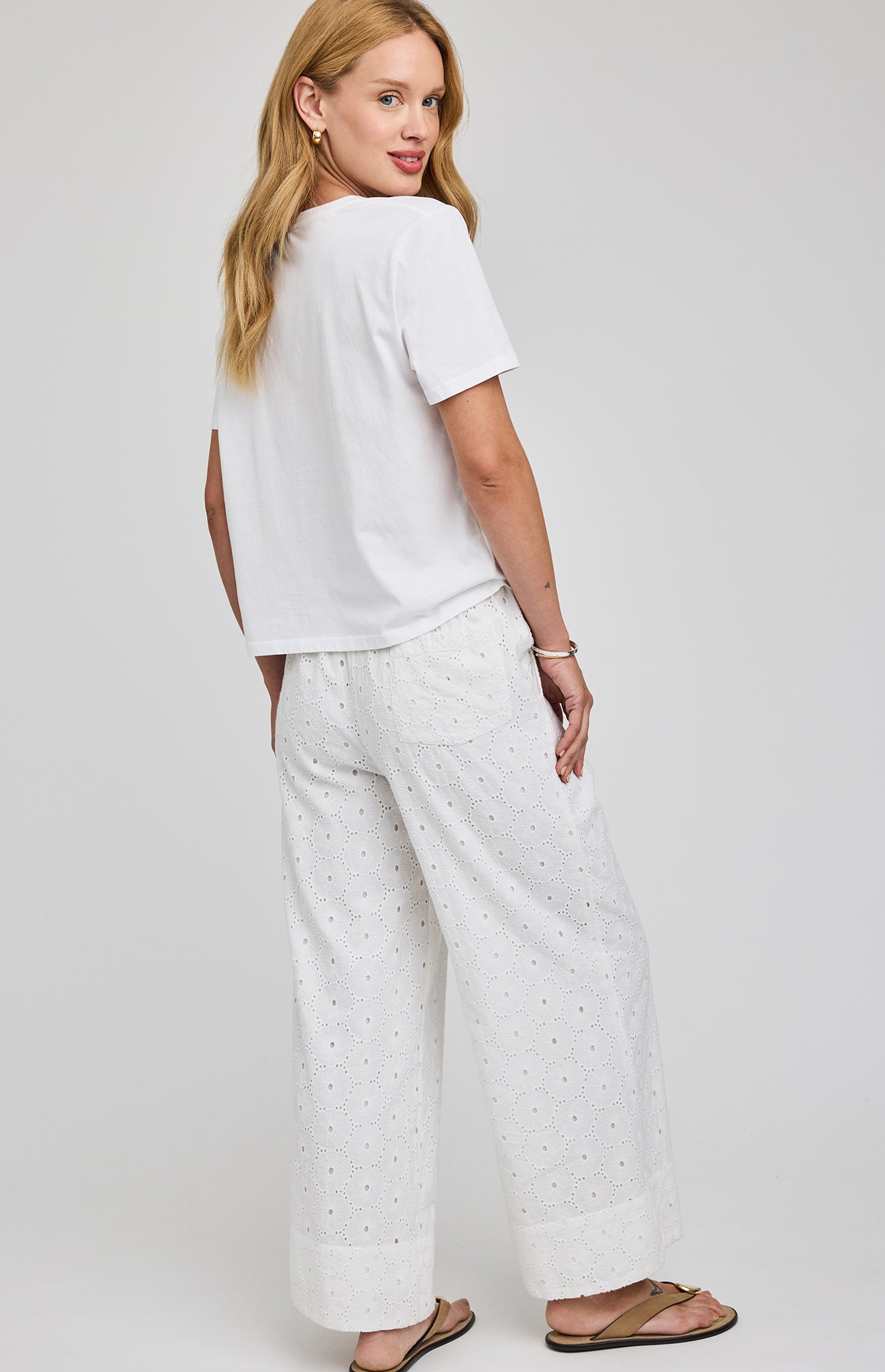 Martina Pant|color:White